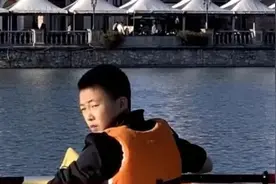 你没看反！1名小学生智救2名落水大学生图片