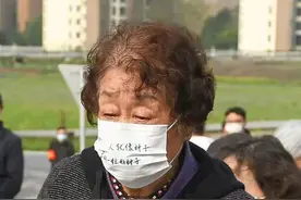 最闪亮的坐标｜清明献花，袁隆平夫人佩戴的口罩上写了这句话图片