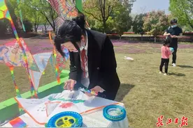 风筝写上思念的话，飞到天上说给外公听图片