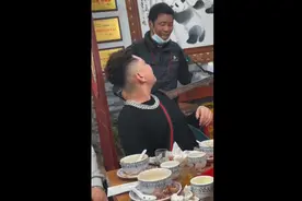 肘击恐吓卖艺老人还转账0.01元嘲讽，说唱歌手道歉了图片