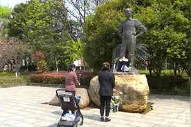 清明将至，隆平故里德安群众自发献花缅怀袁隆平图片