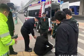 济南一男子骑车突发疾病，倒地时还握着车把！幸好热心人出现了图片
