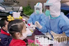 “不能拥抱就对视10秒吧！”上海6岁女孩为武汉护士姐姐送来感谢卡，母亲记录下温馨瞬间图片