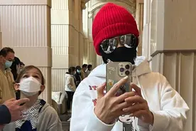 上海疫情下的明星：刘嘉玲独自排队做核酸，彭于晏炸带鱼，陈龙骑电驴做志愿者图片