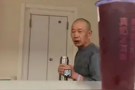 夜班小护士被患者爷爷霸气投喂奶茶，背后是个暖心故事图片