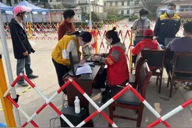 江苏无锡惠山区委宣传部干部职工战“疫”一线当先锋图片