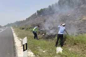 边坡着火 渝湛高速路政人员拎起灭火器就上图片