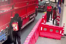 34岁货车司机在高速口嚎啕大哭！7天没吃“饭”了……老家父母：拦下你的，是好人图片