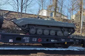 画面曝光！捷克用火车向乌克兰运送苏制坦克 破北约国家先例图片