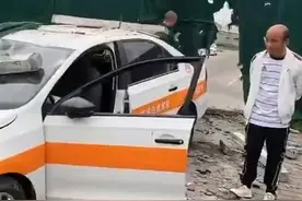 宁波一辆教练车破墙而出，驾校工作人员：新学员开的，教练下车了图片