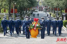 南县社会各界自发缅怀段德昌烈士图片
