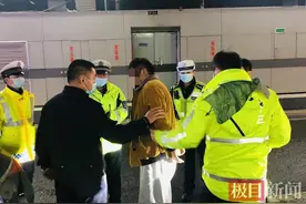 天网恢恢！测酒驾时发现匕首，武汉交警查获一名在逃人员图片