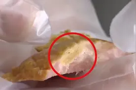 青岛：社区团购里20元一根的火腿 竟然吃出了烟蒂图片