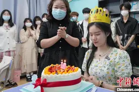 湖北护士援沪抗疫 隔空见证女儿18岁成人礼图片