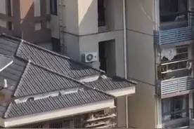吓出冷汗！南宁几个“熊孩子”爬上18楼楼顶玩耍，视频拍下惊险一幕图片