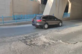 路面钢筋裸露，碎石飞溅伤人，这些坑洼道路该修了图片