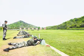 一批名校硕士、企业高管等优秀人才加入军队文职人员方阵，担当强军兴军重任——“孔雀蓝”在绿色军营加钢淬火图片