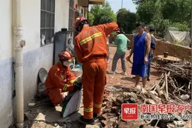 吓人！广西一村民家里竟钻进了眼镜蛇图片