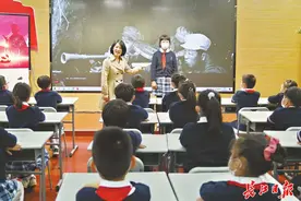 同上一堂思政课丨致敬“最美时代英雄”星星火炬代代相传，小学生登台讲述太爷爷的战斗故事图片
