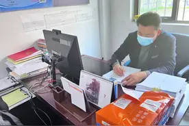 封控小区女童误食钢珠需吃蔬菜排出，居委会带她们找菜图片