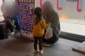 4岁女童给路边求助者送完吃的，高兴得蹦蹦跳跳图片