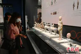 “云想衣裳——丝绸之路服饰文化特展”吸引民众观展图片