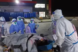 在临港方舱医院，浙沪医疗队通力合作成功转运一早产孕妇图片