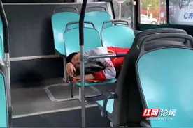 虚惊一场！株洲男孩乘公交到站昏睡不醒，驾驶员“果断呼救”图片