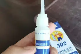 8岁男孩眼睛溅入502胶水，妈妈一番操作，结果粘更紧了…图片