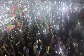 巴基斯坦爆发大规模抗议 上万人挥舞手电筒涌上街头图片