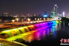 南宁“霓虹瀑布”流光溢彩 扮靓城市夜色图片