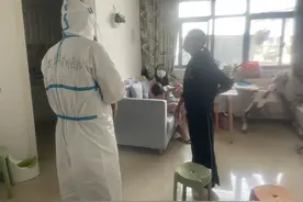 封控区女童胳膊脱臼“大白”上门“秒”复位图片