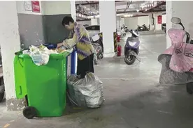 周一见｜一些老人为何爱扫楼翻桶“捡垃圾”？这种情况要警惕→图片