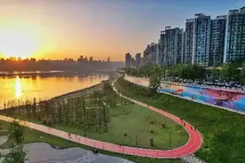 300米长！3D壁画版《大鱼海棠》亮相重庆南滨路图片