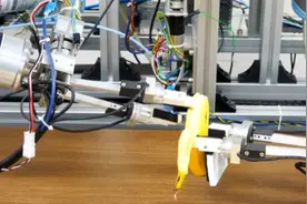 机器人“仿人”技术新突破，超灵敏手指触觉，还能剥香蕉、穿衣服图片