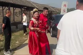 新娘持棍霸气护夫击退婚闹朋友，婚车司机：真羡慕新郎有福图片