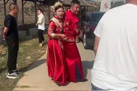 新娘持棍霸气护夫击退婚闹朋友，婚车司机：真羡慕新郎有福图片