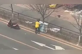 大风把采光板刮到路中央，路过外卖小哥耐心清理障碍视频封面