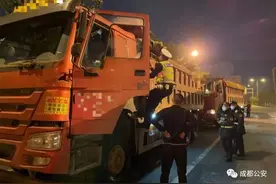 成都交警严查渣土车夜间交通违法图片