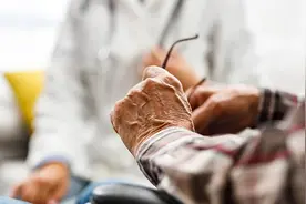 帕金森病有哪些症状？如何预防与治疗？一起了解图片