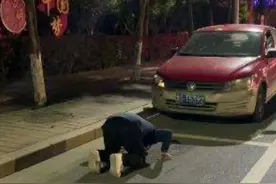 爱车即将报废，坐车里沉默数小时后，出租车司机深情跪别图片