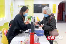 “小”人物挑起社区防疫重担图片