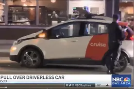 这是人类和AI的第一次交锋？Robotaxi违章后“逃逸”美国警察懵了，网友调侃：绝对能载入史册图片