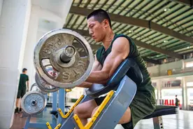 健身吗？兵哥教你一杆练全身图片