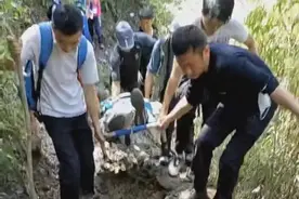 女驴友坠落20米高悬崖 警民轮流抬担架救她出山，现已住院治疗图片