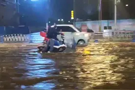 四川安岳暴雨中 女骑手在30厘米深积水中帮忙推车，被赞“最美外卖小姐姐”图片