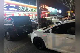 商铺随意占步道，停满车辆变迷宫图片