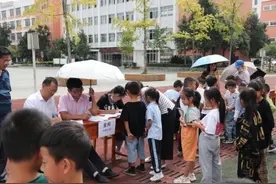 课后服务“棋”乐融融图片