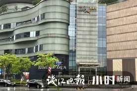 杭州万象城商场今早恢复正常营业，进店需要测温扫码图片