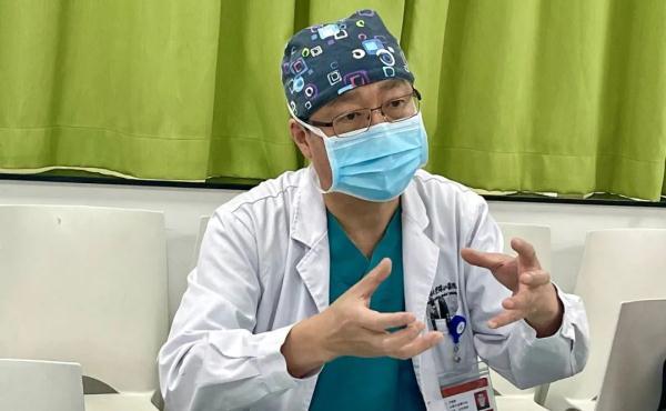 男子不能躺着睡觉，喝水都吐，全因心太大……